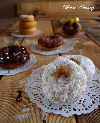 Donut Kentang Bertabur Gula Dan Coklat - Empuk Dan Spesial