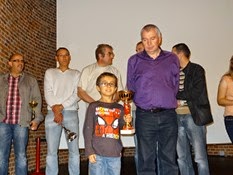 2014.11.01-010 Alain vainqueur D remet sa coupe à Florian