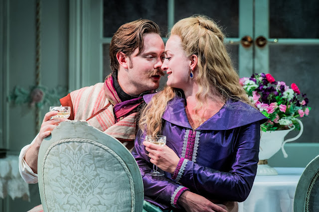 Mozart: Cosi fan tutte - Nick Pritchard, Eleanor Dennis - Opera Holland Park (Photo Robert Workman)