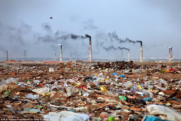 20 Pictures That Prove That Humanity Is In Danger - A waste incineration plant and its surroundings in Bangladesh