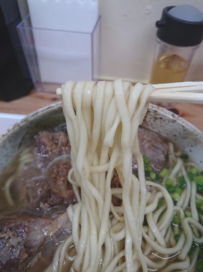 なんこつソーキそばの麺の写真