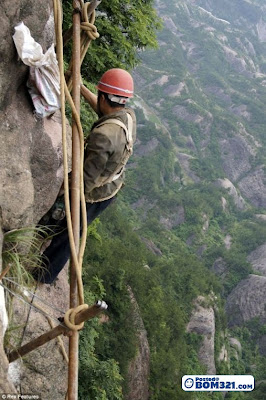 Kerja Di Tebing Gunung