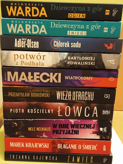 Został zaprezentowany stos książek, ułożony widocznie grzbietami z tytułami nowości.