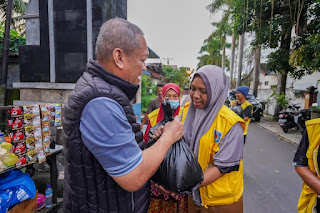 Berbagi Kebahagiaan dengan Para Pahlawan Keluarga di Kota Mataram, HBK Sebar Bantuan Sembako