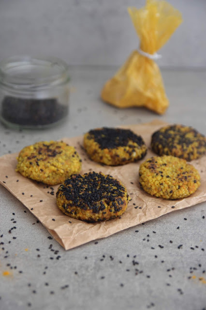 Cuillère et saladier : Galettes de millet aux carottes, curcuma et sésame - vegan