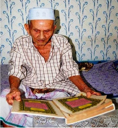 Mampu Membaca Al Quran  Walaupun Berusia Lebih 100 Tahun 