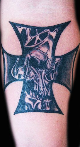 Iron Cross Tatttoo Design Pictures celebrity art tattoos