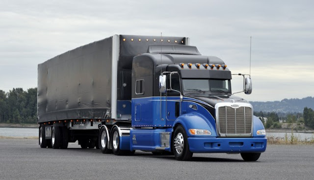 truk box besar Peterbilt adds 386 aero