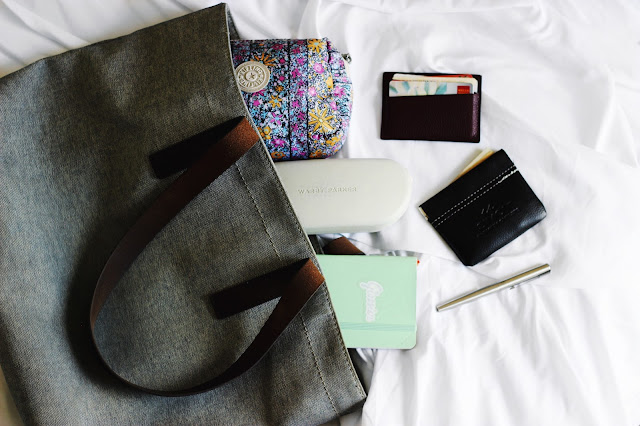 What's In My Bag? | Everlane The Twill Zip Tote