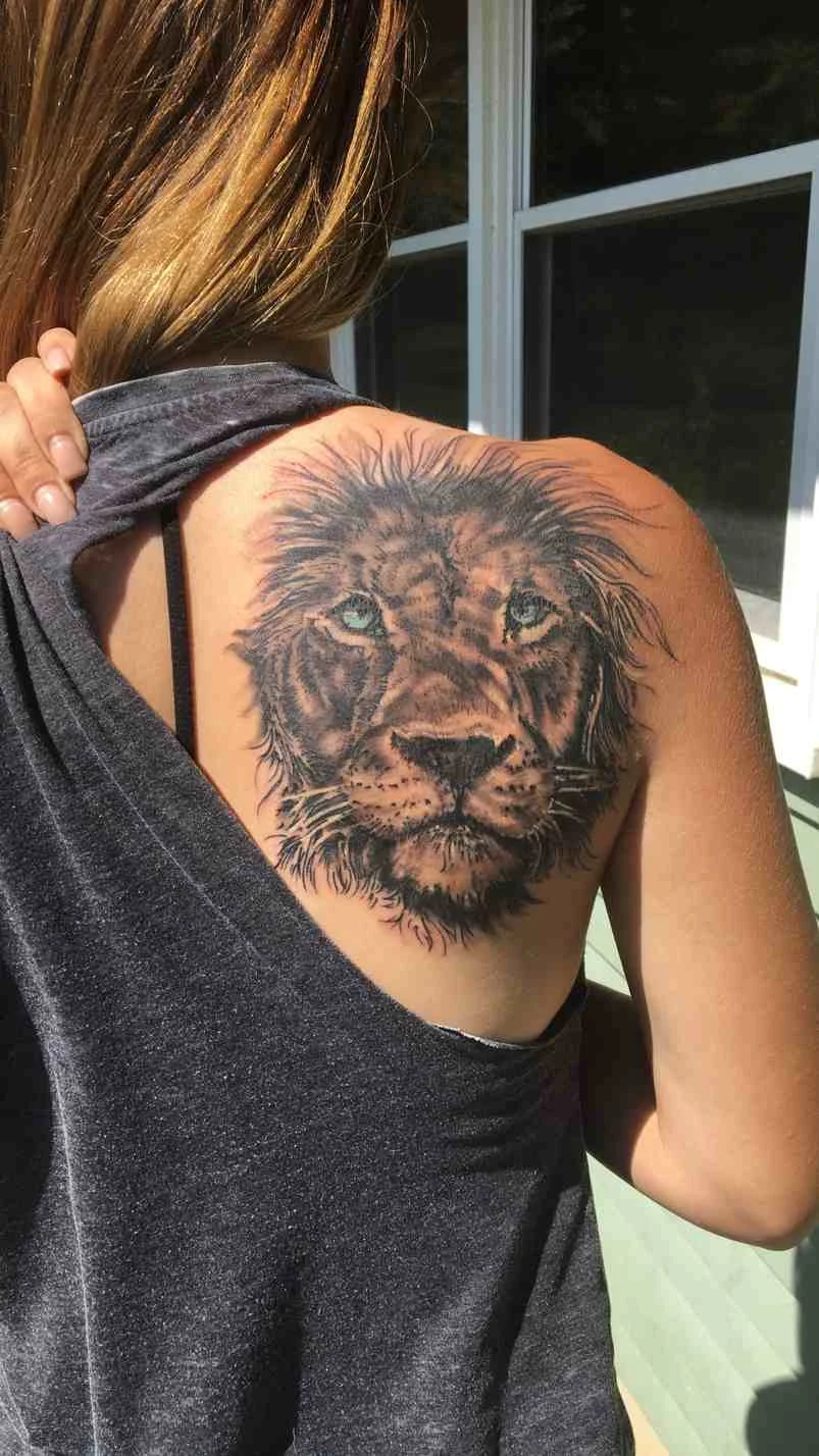 imagen de un tatuaje de león para mujer