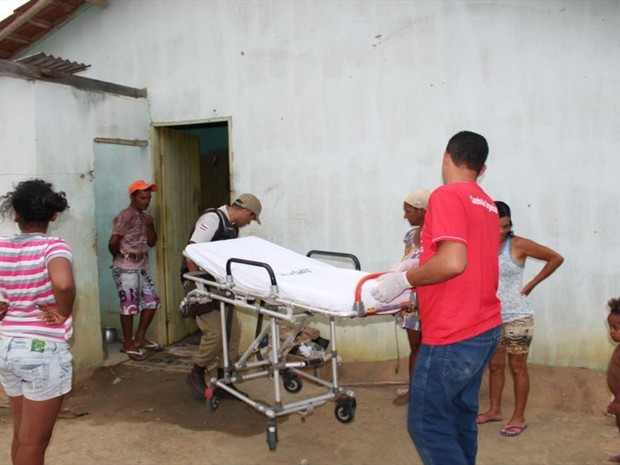 Idoso foi levado de ambulância até o Hospital Medeiros Neto, onde recebeu atendimento (Foto: Divulgação / PM)