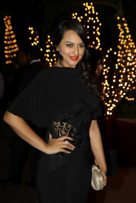 Sizzling Sonakshi in black -  Sonakshi sinha in black hot dress at Karan Johars birthday