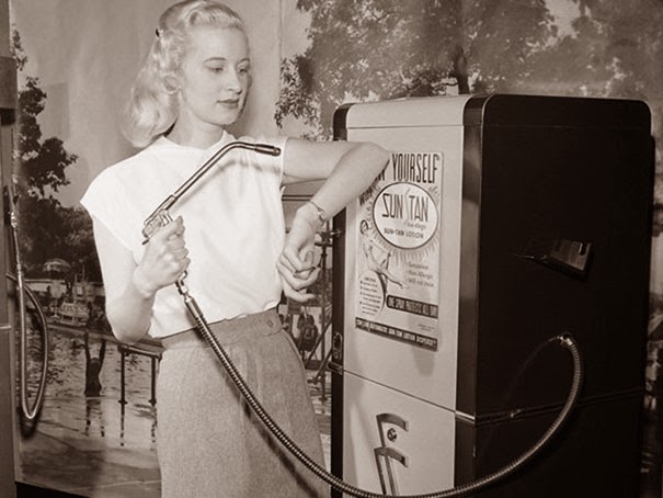 40 Must-See Photos Of The Past - Suntan vending machine, 1949