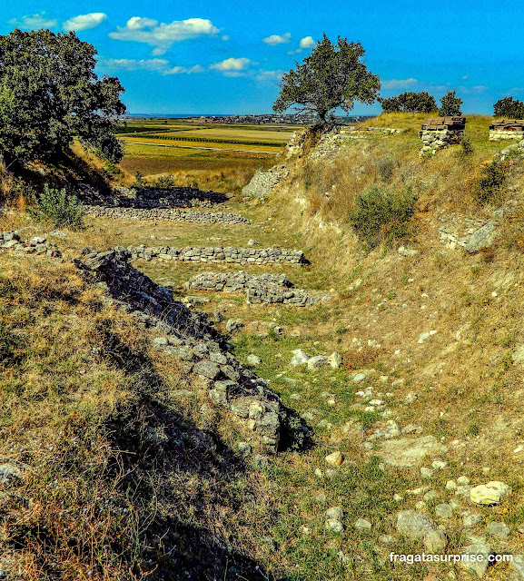 O Estreito de Dardanelos visto das muralhas de Troia, Turquia