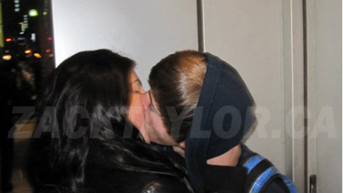 In the picture that we propose to start post, Justin Bieber kisses a fan 