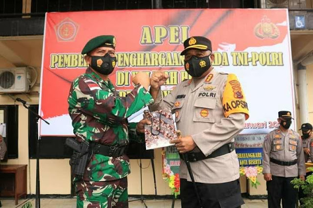 Gustav Urbinas Beri Penghargaan ke 36 Personil TNI-Polri