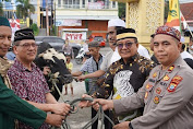 Walikota Bitung Maurits Mantiri Serahkan Sapi Kurban Seberat 1 Ton 