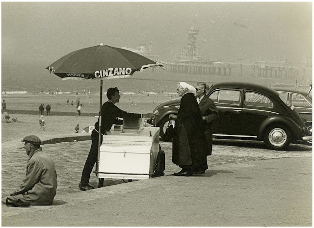 Boulevard, ter hoogte van de Keizerstraat; een Scheveningse in dracht koopt een ijsje; op de achtergrond de Pier (1967)