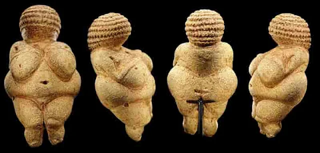 A estatueta de Vênus de Willendorf, estimada em cerca de 25.000 anos atrás e agora no Museu de História Natural de Viena. Observe a tampa tecida. Foto cedida pela Wikipedia.