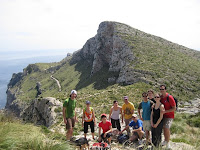 Pujada al Fumat amb el far de Formentor al fons