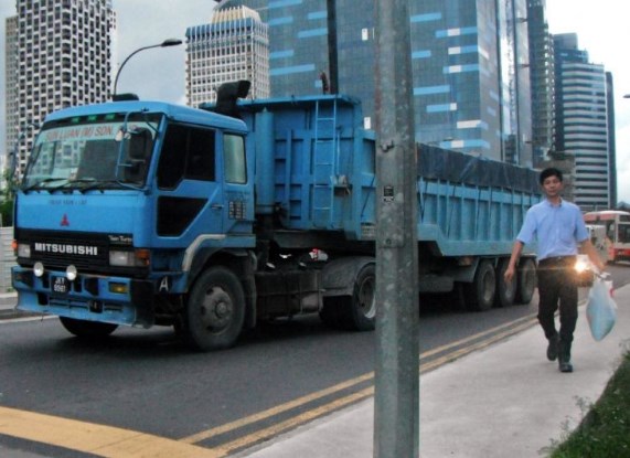 gambar truk gandeng fuso di jalanan