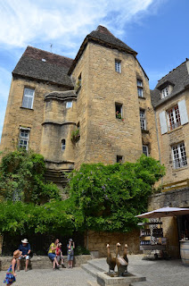 Sarlat. Place du Marché aux trois Oies