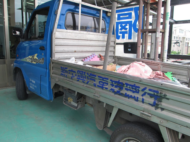 本公司服務項目包括：各種進口車、國產車、卡車、大巴士、工程車之玻璃提供專業的換修技術，特殊車種玻璃之訂作，汽車玻璃及建築大樓、  住家專業隔熱紙無塵室施工，另外亦提供到府換修及拉車的服務，  一通電話服務到家及提供各類汽車玻璃和隔熱紙，疑難雜症免費諮詢。  歡迎您的光臨 本公司採用3M M.O.F.多層微複光學科技‧開創汽車隔熱膜新頁  全球唯一 集研發‧設計‧生產於一身之原廠隔熱膜  即其各廠商隔熱紙皆施工裝貼  我們用最專業的技術，為您與您的愛車服務  在服務過程，需要一段等待的時間，此時您可放心 ，本公司備有休息室。  