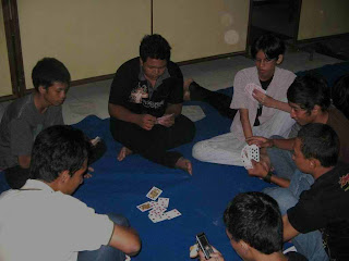 http://cirebon-cyber4rt.blogspot.com/2012/08/melihat-aksi-para-carder-yang-sedang.html