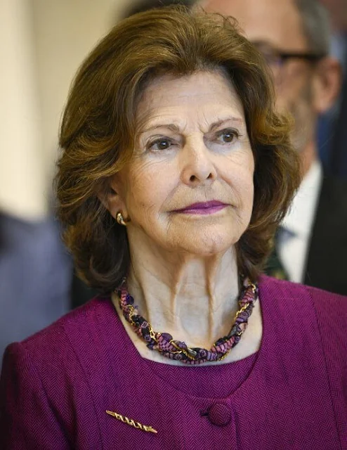 King Carl ustaf and Queen Silvia visited the Discovery Centre in Cambridge. Queen Silvia wore a burgundy wine-red jacket and skirt