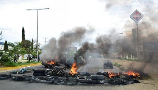 Paramilitares golpean a maestros disidentes en Zacatecas.