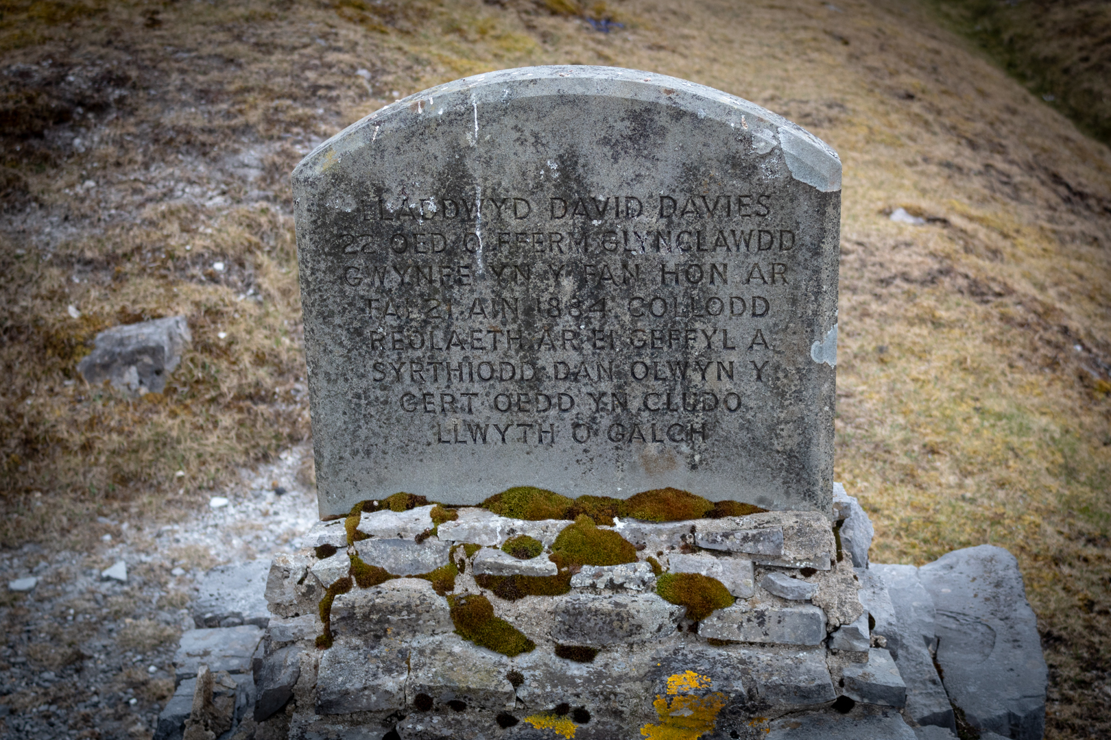 The David Davies - Memorial in Welsh