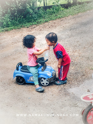 anak kecil berkongsi air