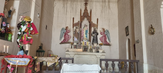 Der Altar in der Kirche in der Gemeinde Salitre Bolivien.