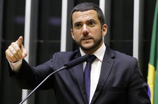 Parlamentares da oposição protocolam pedido de impeachment contra o Ministro Barroso
