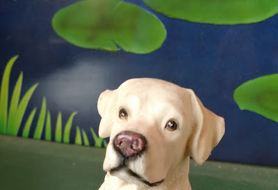 Estátua de cachorro Labrador  quase branco  14cm de altura  R$ 25,00