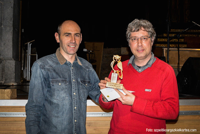 Javier López recibe el premio al ganador del rally nocturno de Azpeitia