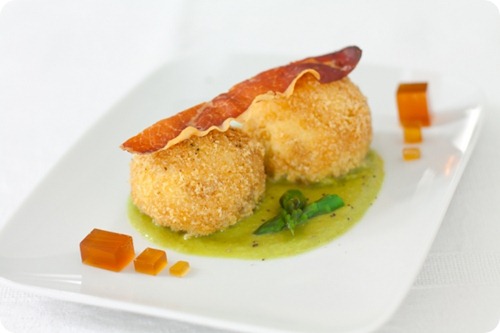 Canederli di ricotta con salsa agli asparagi, speck e gelatina di chinotto