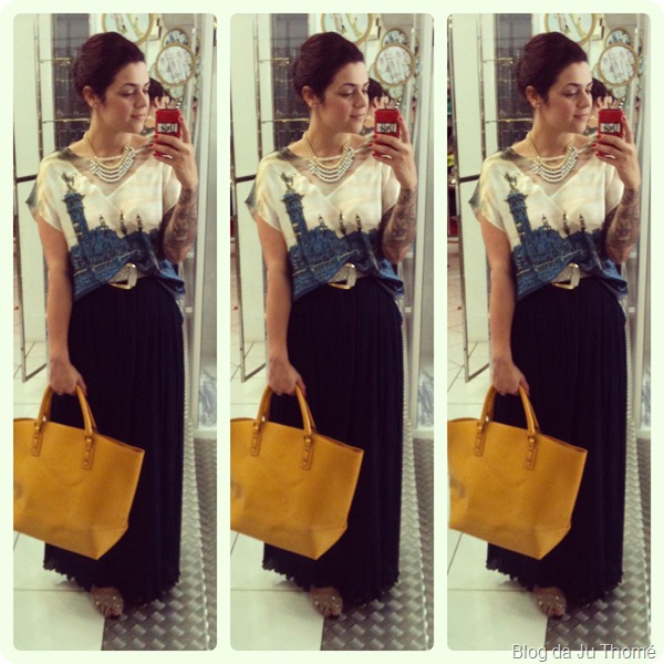 look saia longa plissada, camiseta de cetim e maxi bolsa amarela
