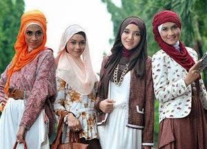 http://fashionshow23.blogspot.com/2014/10/model-baju-hijab-trendy-untuk-kuliah.html