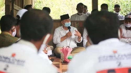 Foto Pertemuan Calon Gubernur Sumbar nomor urut 2 dari Partai Gerindra Nasrul Abit dengan warga Jorong Manggiu, Nagari Lubuk Gadang Utara, Sangir, Solsel.