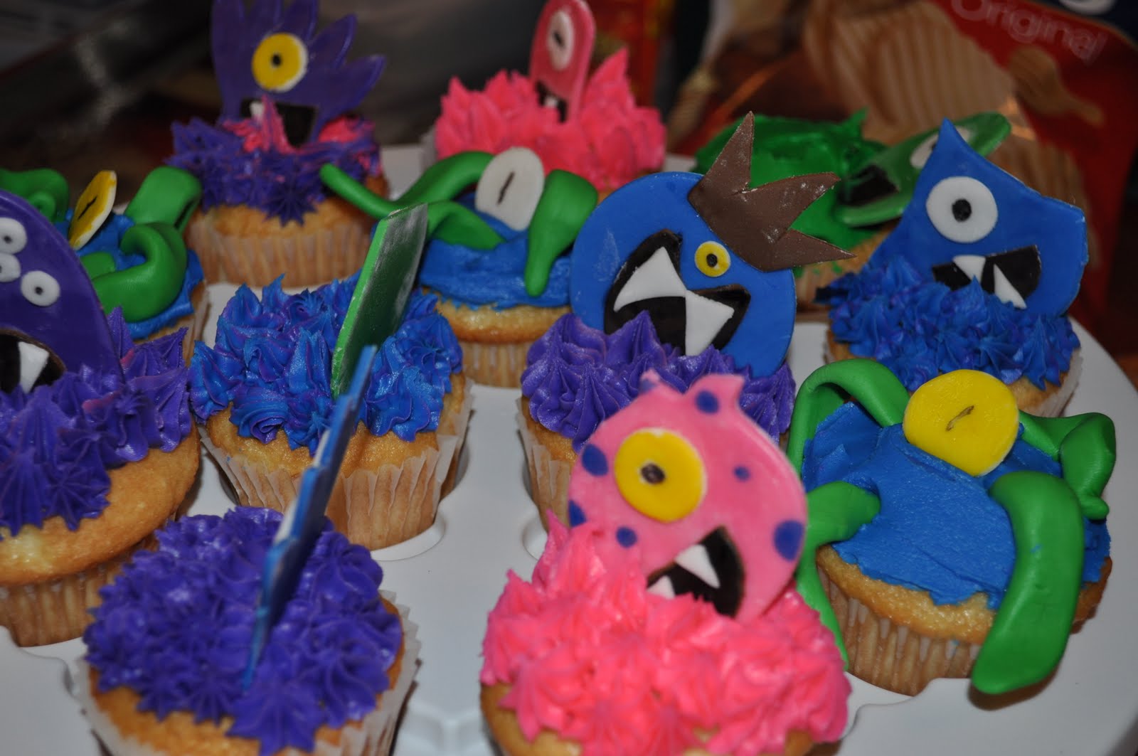 halloween graveyard cakes Posted by Deamers at 1:01 PM No comments: