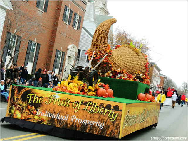 Carroza Cornucopia en el Desfile de Acción de Gracias en Plymouth