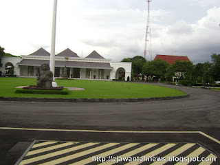 http://ejawantahnews.blogspot.com/2012/01/gedung-agung-istana-negara-yogyakarta.html