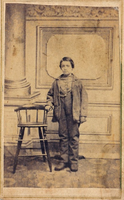 Fotografía post mortem de un niño en 1860. Charles J Kerney (n. 1858), que era hijo del granjero James Warren Kerney y su esposa Lorinda de Triumph-usa