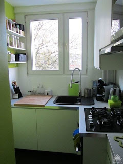 Cocina pequeña decorada con blanco y verde