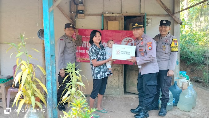 Keperdulian Polsek Ngrayun Bagikan Sembako Kepada Warga Dalam Rangka HUT Bhayangkara Ke 78 