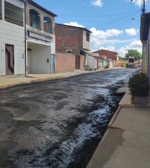 Prefeitura de Alagoinhas inicia pavimentação da rua Mãe Helena 