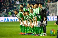 REAL BETIS BALOMPIÉ - Sevilla, España - Temporada 2016-17 - Piccini, Pezzella, Bruno, Aissa Mandi, Ryan Donk y Adán; Dani Ceballos, Petros, Rubén Castro, Álex Martínez y Joaquín - REAL BETIS BALOMPIÉ 2 (Bruno, Aissa Mandi) U. D. LAS PALMAS 0 - 18/11/2016 - Liga de 1ª División, jornada 12 - Sevilla, estadio Benito Villamarín - El cambio de entrenador, Víctor Sánchez del Amo por Gustavo Poyet, le sienta bien al Betis