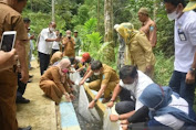 PTBA serahkan bantuan bibit ikan nila untuk Desa Rantih Sawahlunto