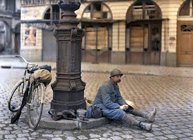 Французский солдат обедает на одной из улиц в Реймсе. 1917 Одна из символичных фотографий Первой мировой войны. Мы видим солдата который остановился передохнуть, разложил свои нехитрые пожитки, взял в руки хлеб и задумался, видимо вспомнил мирную жизнь, своих близких. Чувствуется что солдат уже устал от войны